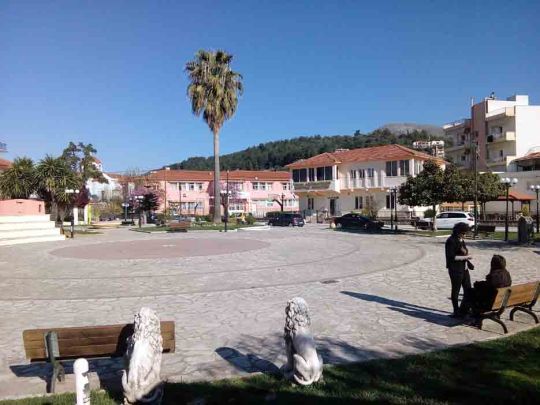 ΦΙΛΙΑΤΕΣ ΚΑΤΩ ΠΛΑΤΕΙΑ........