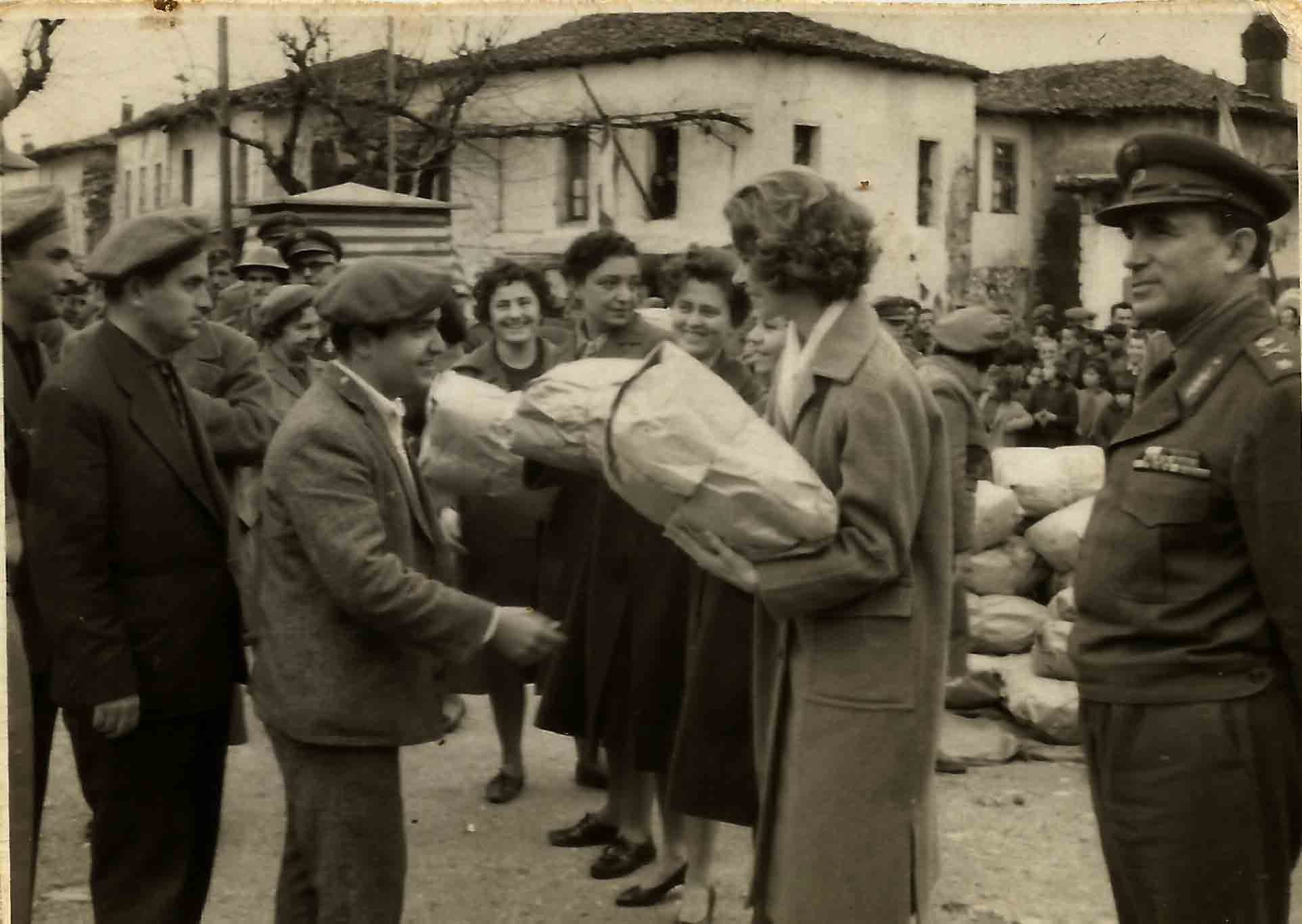 Η ΒΑΣΙΛΙΣΣΑ ΣΤΟ ΦΙΛΙΑΤΙ...